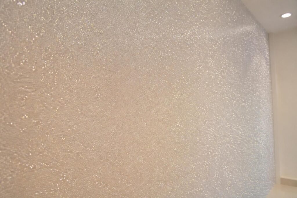 Peinture paillettes murale pour un effet brillant et festif sur vos murs